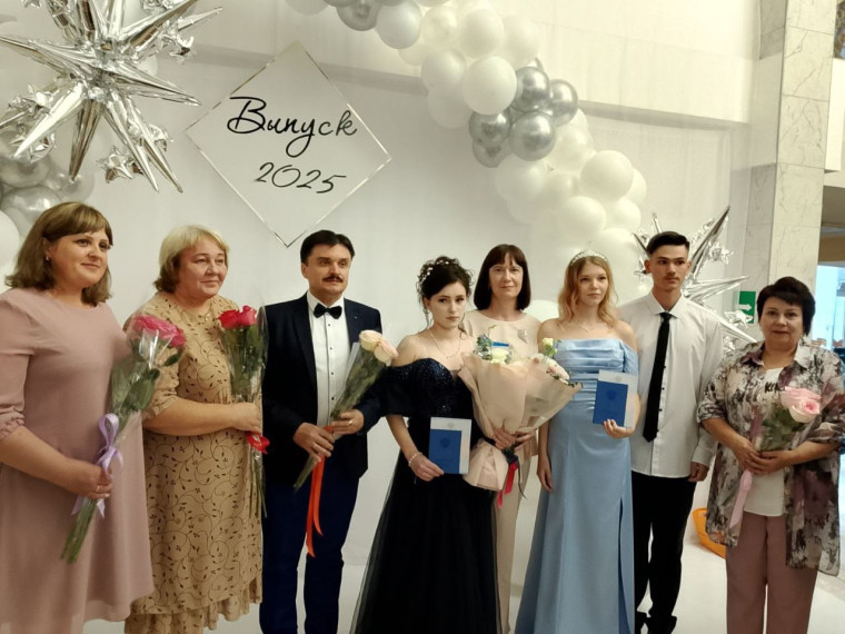 Торжественное вручение аттестатов выпускникам 11 класса!.